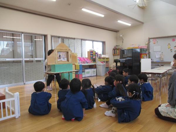 写真：紙芝居を鑑賞する子供たち