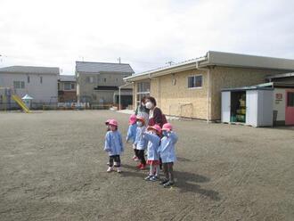 写真：こいのぼりを見る子どもたち