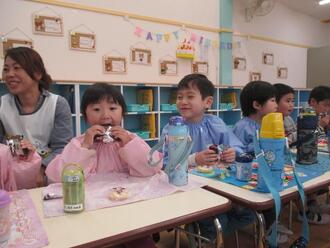 写真：おやつを食べる子供たち