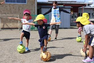 写真：サッカーボールで遊ぶ子供たち