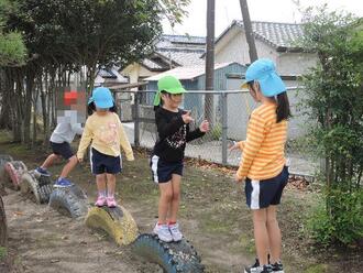 写真：じゃんけん遊びをしている様子