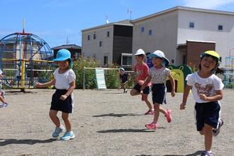 写真：サッカーで遊ぶ女の子たち