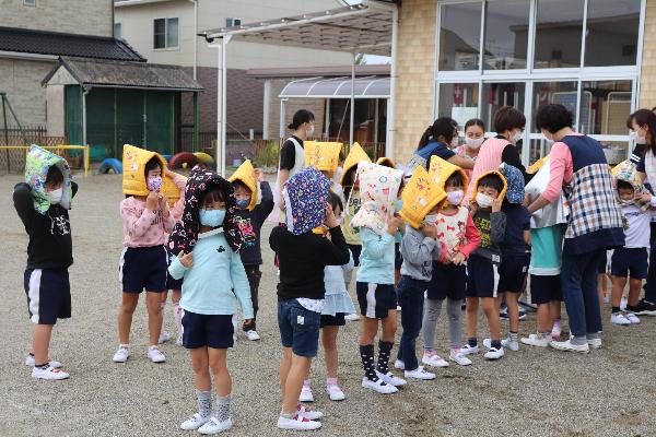 写真：避難完了した年長さんたちの様子