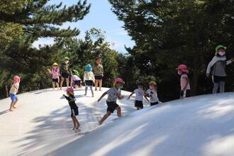 写真：ぴょんぴょんたまごで遊ぶ子供たち