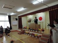 写真：入園式での園長式辞の様子