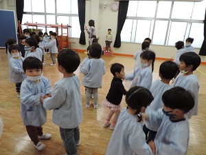 写真：新入生と在園児で仲良くダンスをしている様子