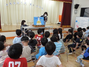 写真：お誕生会の先生の出し物は大型紙芝居です