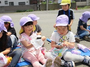 写真：昼食はみんなでおにぎりを食べている様子