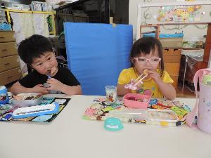 写真：お弁当を自分で食べている3歳児