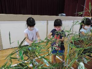 写真：七夕の短冊に願いを込める幼稚園生