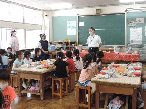 写真：給食体験で校長先生の話