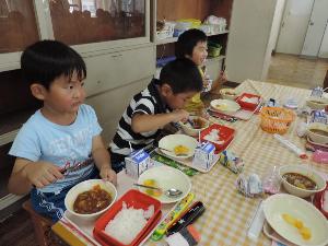 写真：カレーを食べる様子