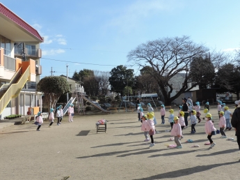 写真：縄跳びをする子ども達