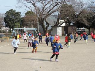 写真：逃げる子ども達