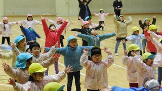 写真：体操する子ども達