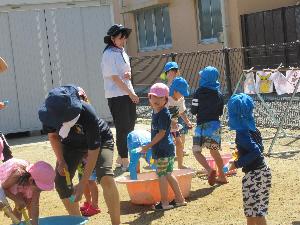 写真：水鉄砲で遊んでいる。