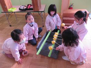 写真：神社を作っています。