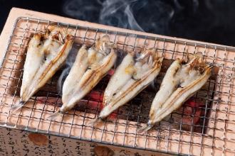 魚の開きを焼いている写真