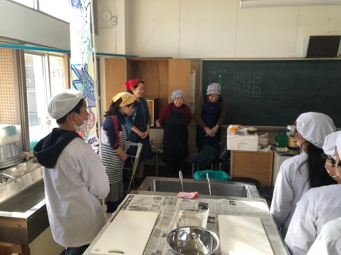 写真：小学校地魚料理教室の様子