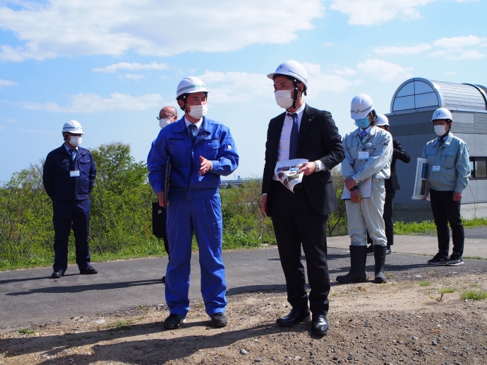 写真：国の担当者から説明を受ける大谷市長