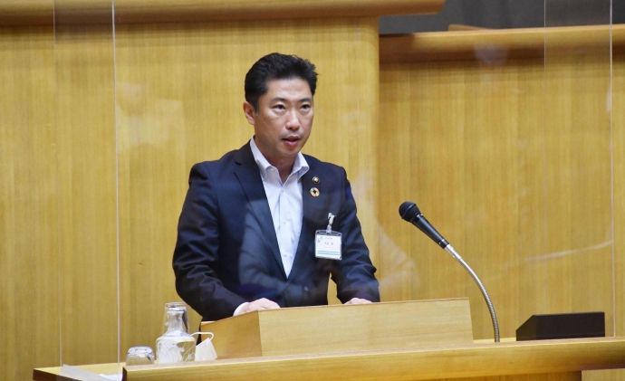 写真：議場にて提案利用を説明する大谷市長