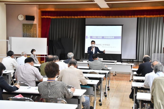 写真：地域の方々と市の状況などについて懇談を行う大谷市長