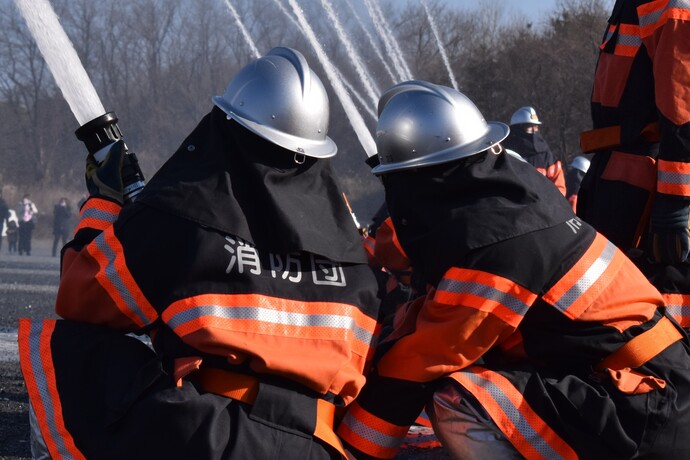 写真:出初式(一斉放水)の様子
