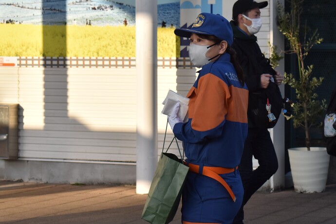 写真:駅前広報の様子1