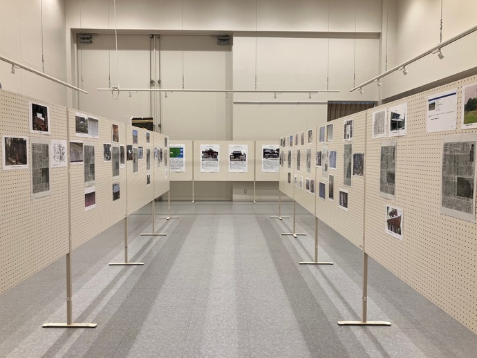 佐竹氏の歴史や甲斐武田氏とのかかわりに関する資料などが多数展示されている様子