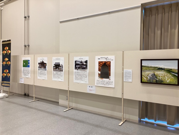 佐竹氏の歴史や甲斐武田氏とのかかわりに関する資料などが多数展示されている様子