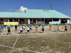 運動会の遊戯の練習をする子ども達の写真