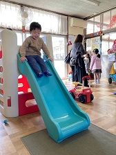 写真：室内滑り台で遊ぶ様子