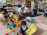 写真：おもちゃで遊ぶ子どもたち