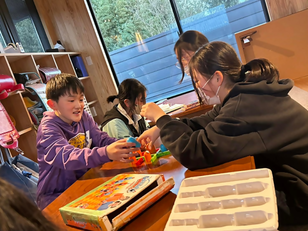 写真：ボードゲームで遊ぶ