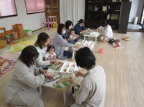 子育て支援センターけさらんぱさらんで遊んでいる写真