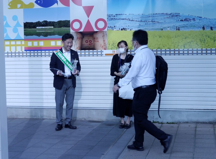 写真：社会を明るくする運動街頭キャンペーン勝田駅東口の様子