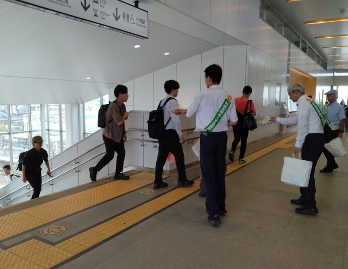 写真：社会を明るくする運動街頭キャンペーンJR佐和駅の様子