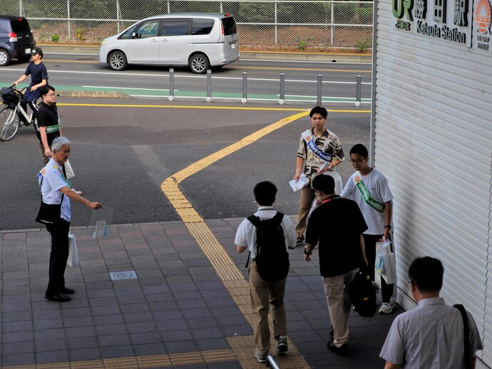 写真:社会を明るくする運動街頭キャンペーン勝田駅西口の様子