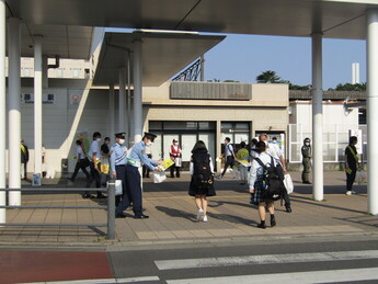 写真：社会を明るくする運動街頭キャンペーン勝田駅東口の様子