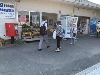 写真：社会を明るくする運動街頭キャンペーン那珂湊駅の様子