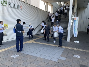 写真：社会を明るくする運動街頭キャンペーン勝田駅西口の様子