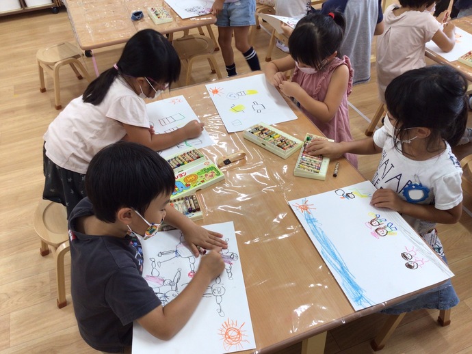 運動会の絵を描いている子ども達の写真