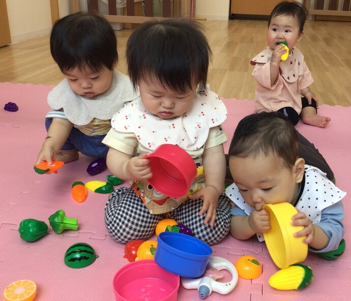 オモチャで遊ぶの楽しいね！