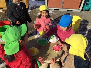 かき氷を作る子ども達