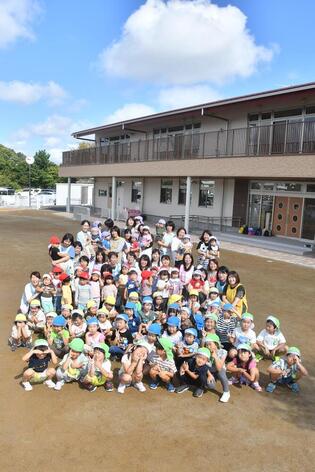 東石川保育所の新園舎と集合写真