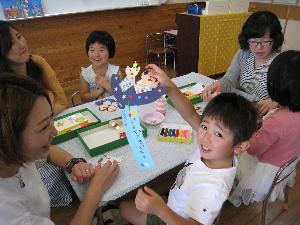 写真：出来上がった七夕飾りを見せる子ども