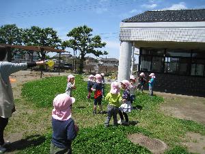 写真：しゃぼん玉遊びをする4歳児