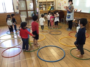 いろ鬼を楽しむ3歳児