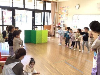 クリスマス会で披露するオペレッタの練習をする4歳児の画像