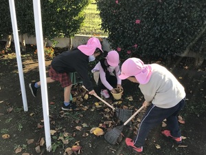 落ち葉はきをする5歳児